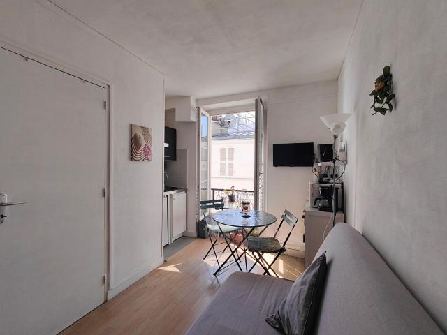 GROS CAILLOU ECOLE MILITAIRE En exclusivité chez Cler Immo Une opportunité rare pour un investissement locatif ou un pied à terre parisien, avec des charges maîtrisées