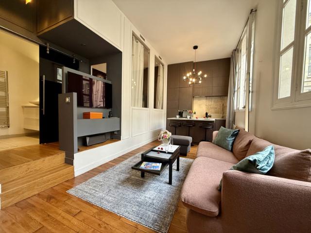 75004 Ile Saint Louis. Deux pièces contemporain en parfait