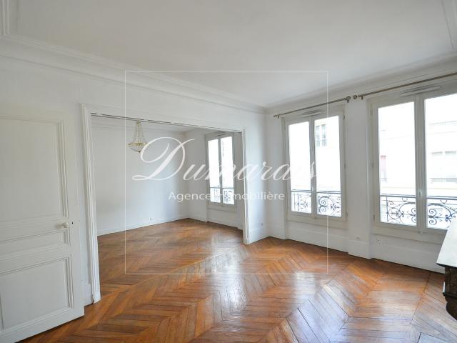 75004 Paris CHARMANT 3 PIECES