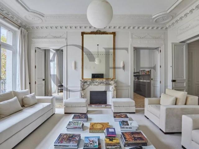 75008 PARIS Arc de Triomphe / Triangle d'or 3 chambres Balcon filant