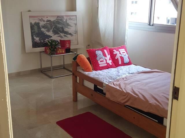 $750 2 min from MRT Green Line