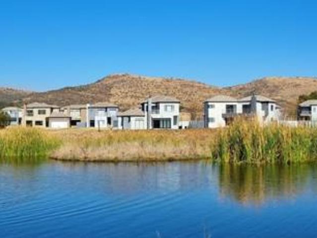 750 m² Land available in Everglades Estate