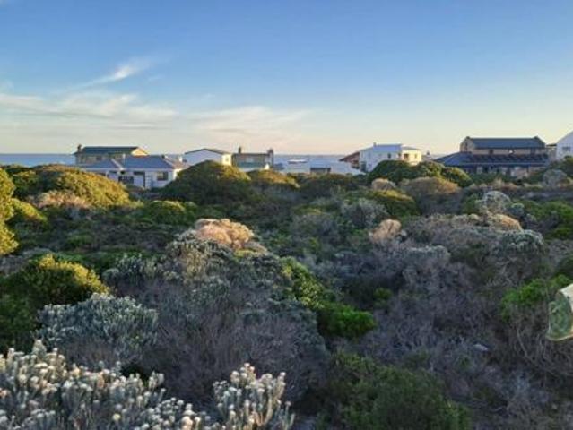 750 m² Land available in Suiderstrand