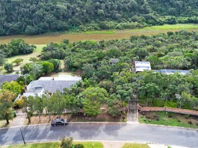765 m² Land available in Beacon Bay