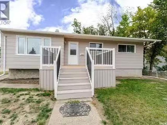 777 Hochelaga Street E, Moose Jaw, SK, S6H 0P9 house for sal.