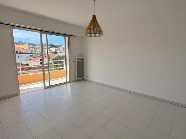 780 € / charges comprises