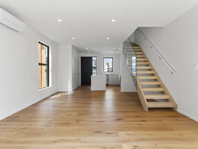 7/82 East Coast Road, Milford, North Shore City