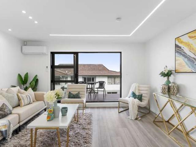 789D East Coast Road, Northcross, North Shore City