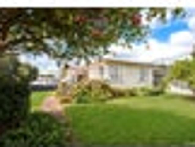 792m² Level Corner Site in Kelston