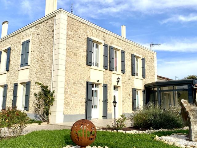 Nanteuil 79400 Maison 6 pièces 240 m2, 400m2 de dépendances