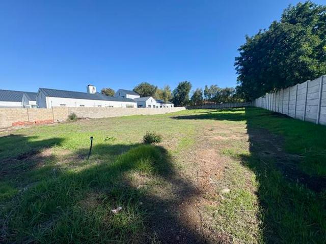 798 m² Land available in Halali