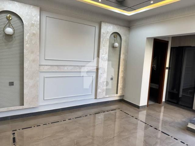 7 Marla beautiful house available for sale In Divine enclave
