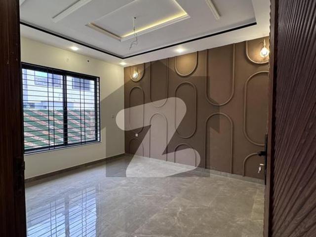 7 Marla Beautiful House For Sale | 4 Bedrooms | Spacious Car Garage | Prime Location Multan Public School Road