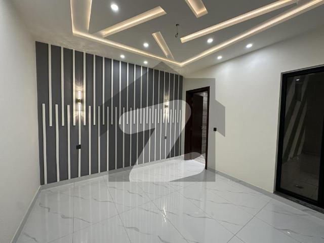 7 Marla Park Facing Luxurious House For In Eden Executive