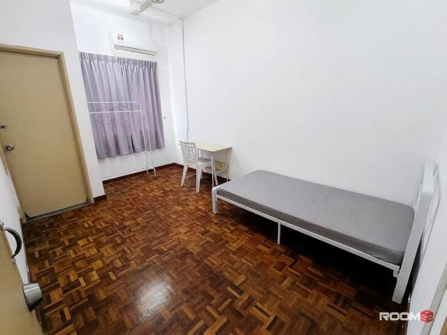 7 Mins To Econsave Bukit Kemuning | Medium Room For Rent @ Kota Kemuning