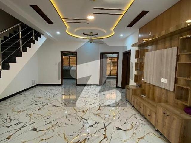 7 mrla slightly use House Bahria Town Phase 8