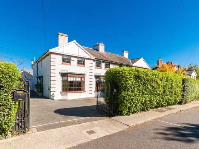 7 Ailesbury Gardens, Sandymount, Dublin 4, D04E8Y0 is for sale