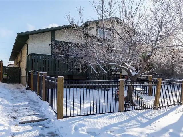 7 AMAZING BEDROOMS 6BATHS BI LEVEL SEMI DETACHED HOME
