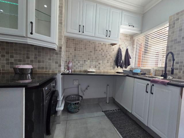7 Bedroom House For Sale in Brackenhurst