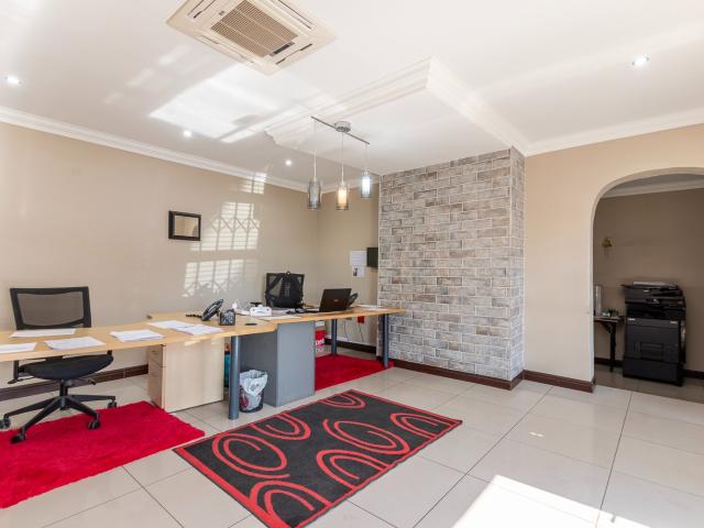 7 Bedroom House For Sale in Florida Hills