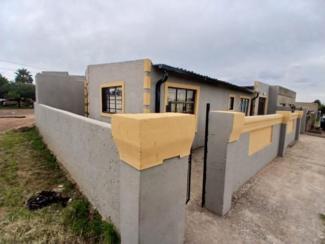 7 Bedroom House For Sale in Lakeside