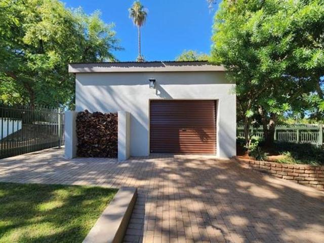 7 Bedroom House For Sale in Middelpos
