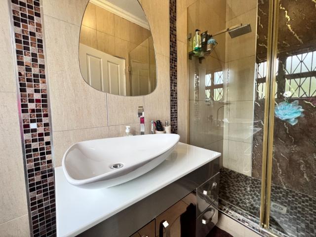 7 Bedroom House For Sale in Vorna Valley