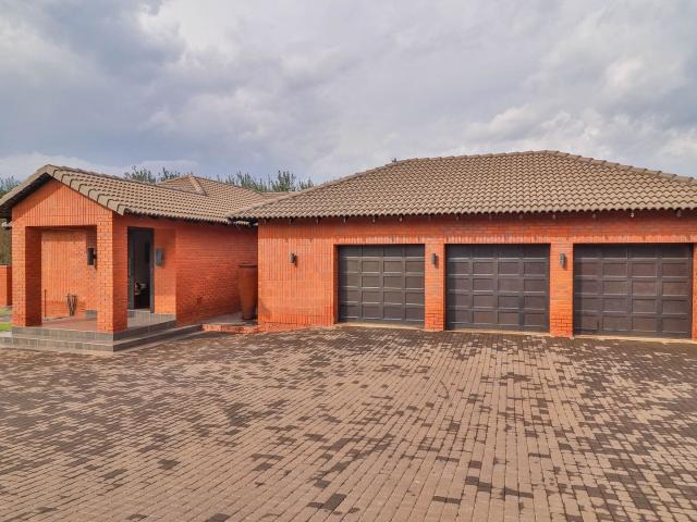 7 Bedroom House For Sale in Zwavelpoort AH