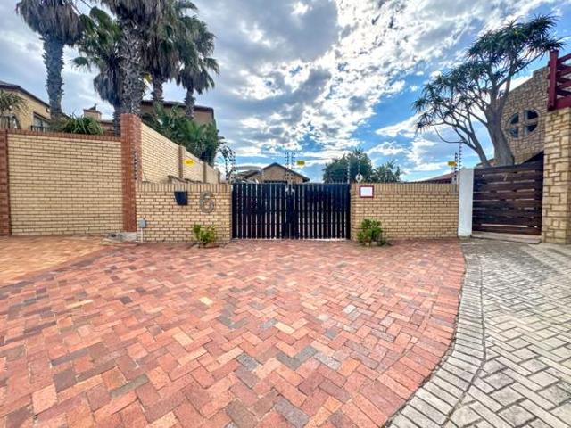 7 Bedroom House in Amsterdamhoek