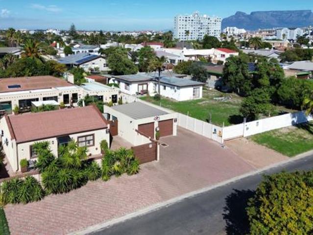 7 Bedroom House in Bloubergrant