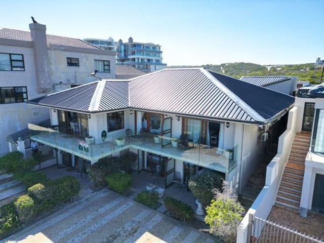 7 Bedroom House in Bloubergstrand