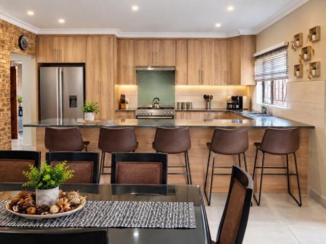 7 Bedroom House in Groenkol