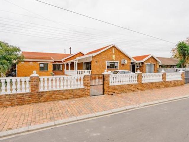7 Bedroom House in Dal Josafat