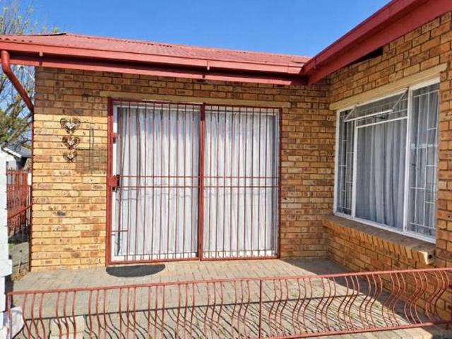 7 Bedroom House in Dan Pienaar
