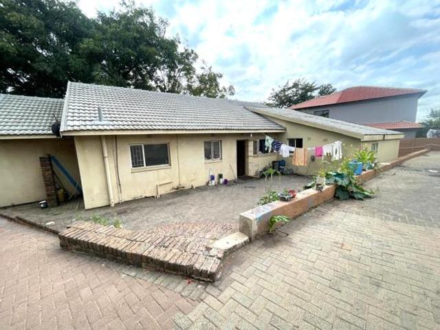 7 Bedroom House in Die Heuwel