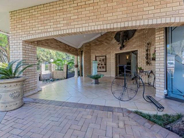 7 Bedroom House in Featherbrooke Estate