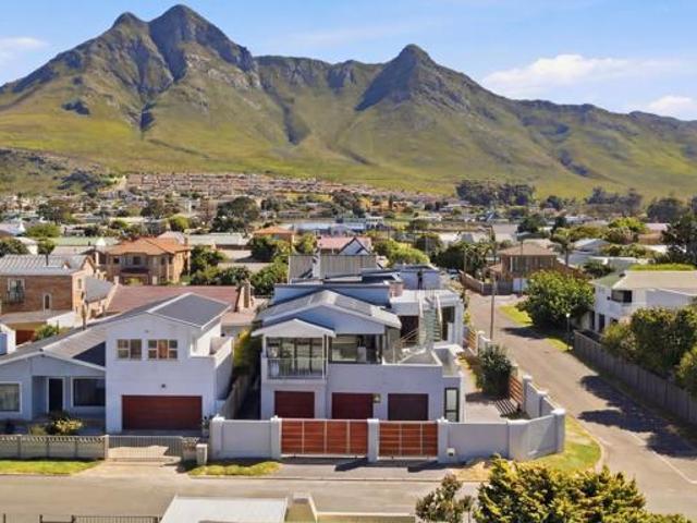 7 Bedroom House in Kleinmond