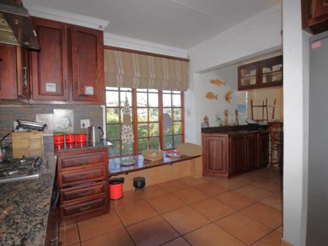 7 Bedroom House in Jeffreys Bay Central