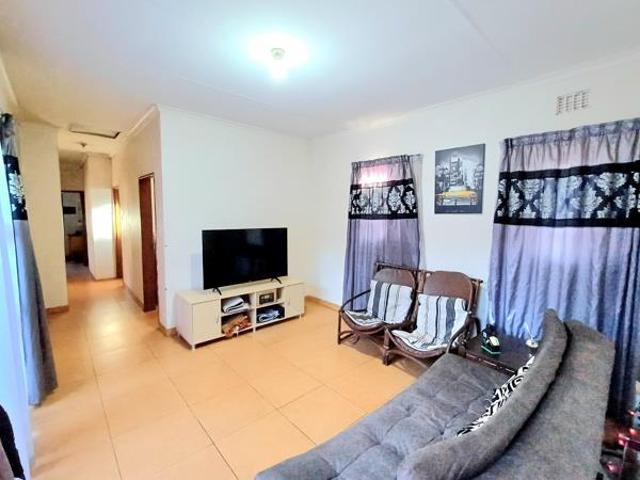 7 Bedroom House in Laudium
