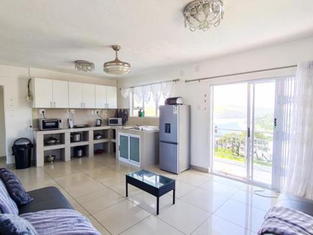 7 Bedroom House in Morgans Bay