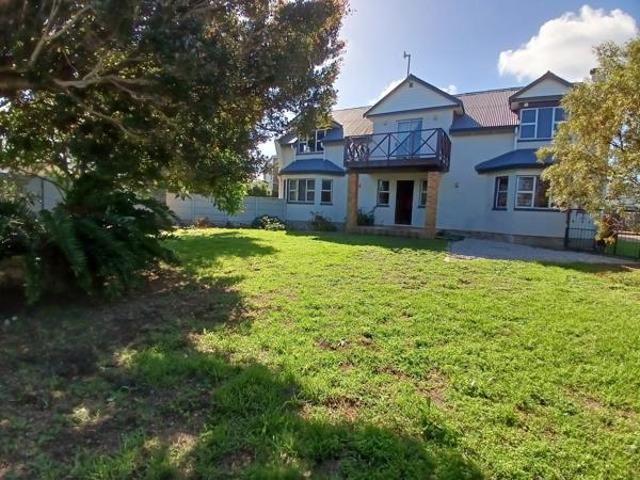 7 Bedroom House in Sandbaai