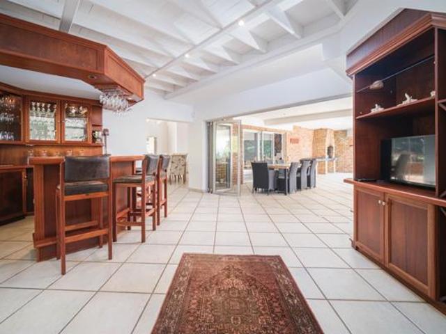 7 Bedroom House in Sheffield Beach
