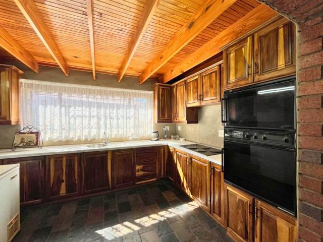 7 Bedroom House in Sunair Park