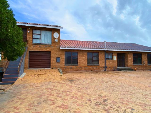7 Bedroom House in Pearly Beach