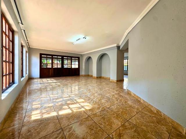 6 Bedroom House in Waterkloof Ridge