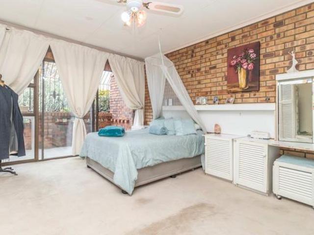 7 Bedroom House in Weltevreden Park