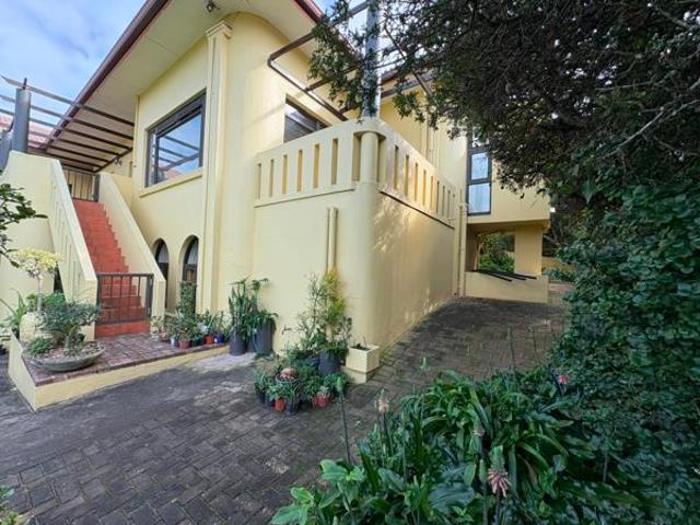 7 Bedroom House in West Beach