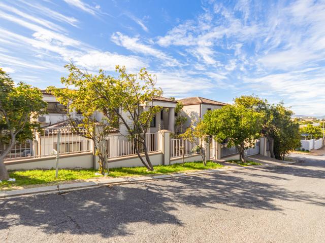 6 Bedroom House in West Beach