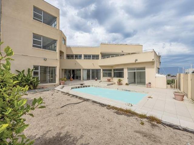 7 Bedroom House in West Beach