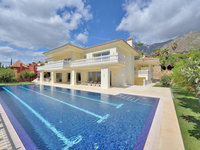 7 Bedroom luxury villa for sale in Sierra Blanca